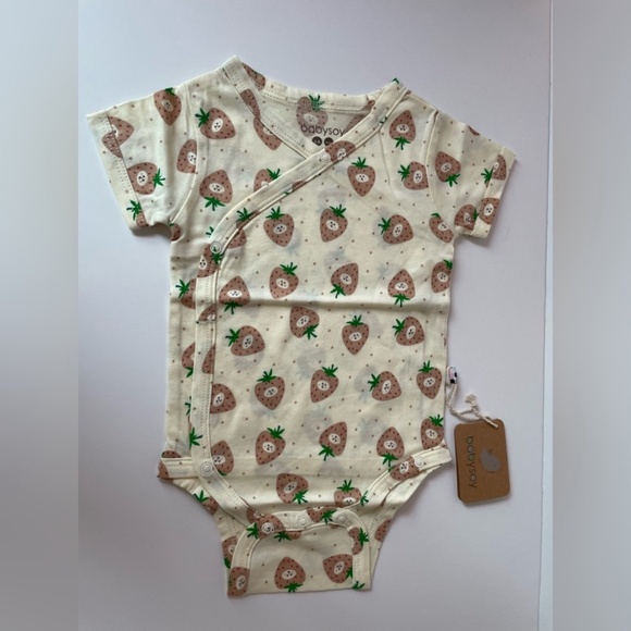 Baby Soy Other - NWT. Strawberries 🍓 Kimono Bodysuit